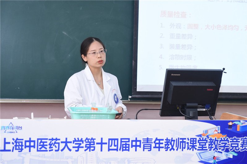 线下百余位教师观看竞赛实况