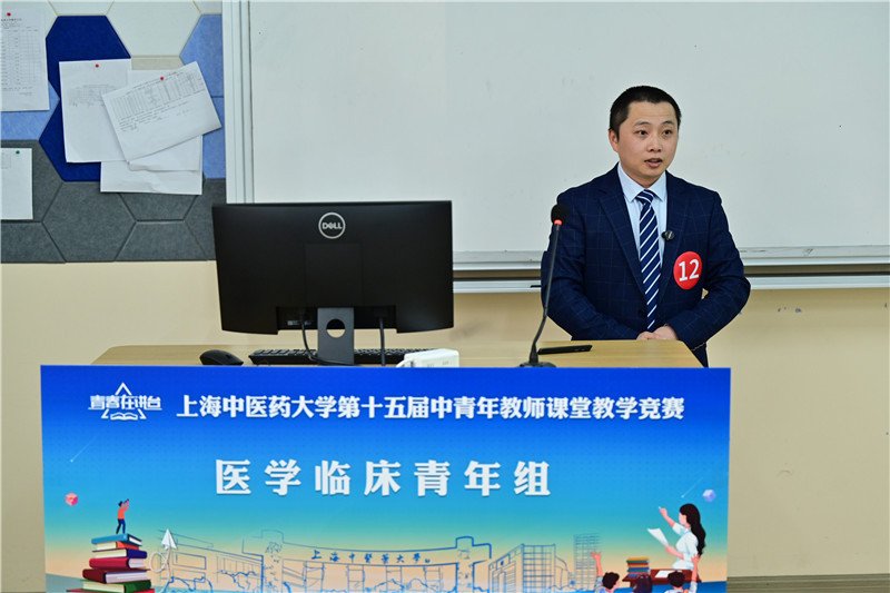同题参见参赛选手们教态大方自然